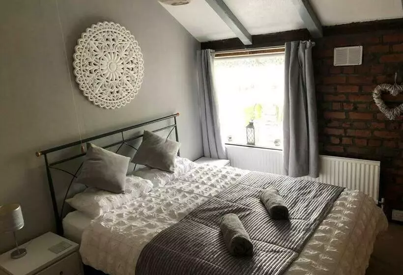 Cosy Rustic 3 Bed Cottage, Great Train Links