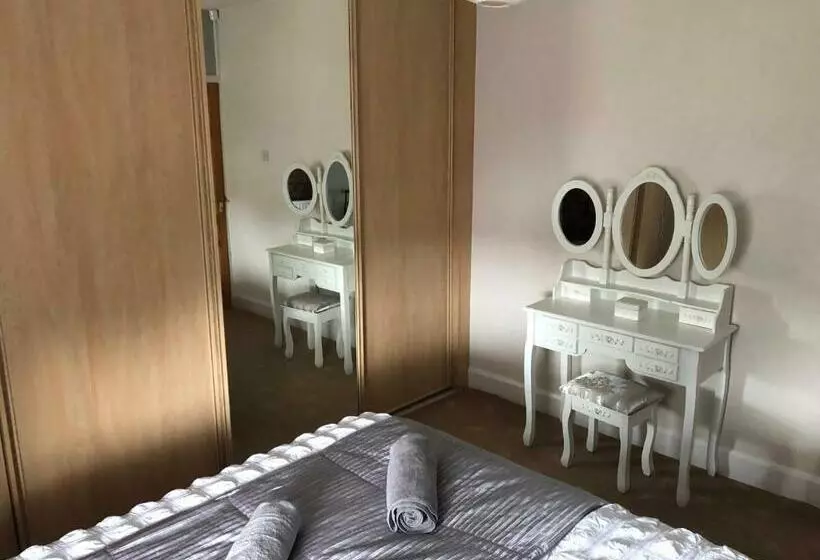 Cosy Rustic 3 Bed Cottage, Great Train Links