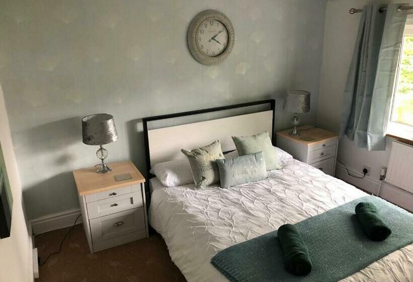 Cosy Rustic 3 Bed Cottage, Great Train Links