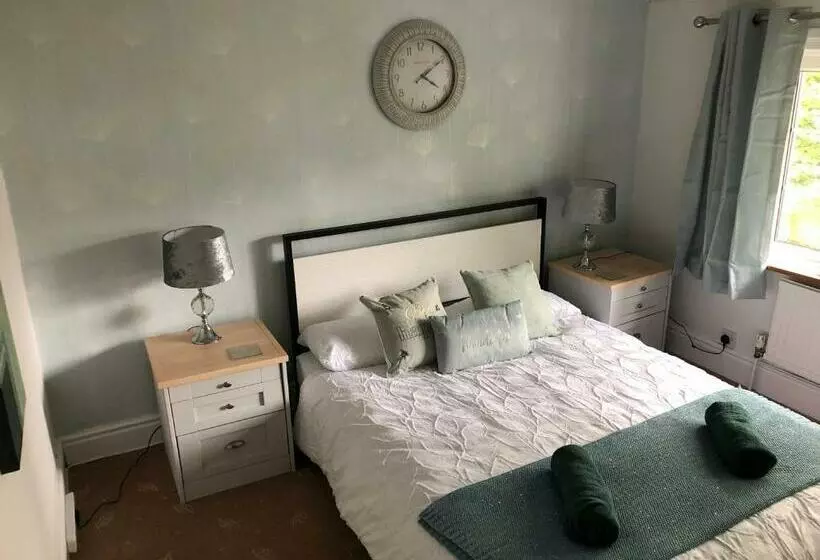 Cosy Rustic 3 Bed Cottage, Great Train Links