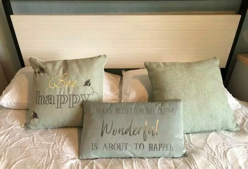 Cosy Rustic 3 Bed Cottage, Great Train Links