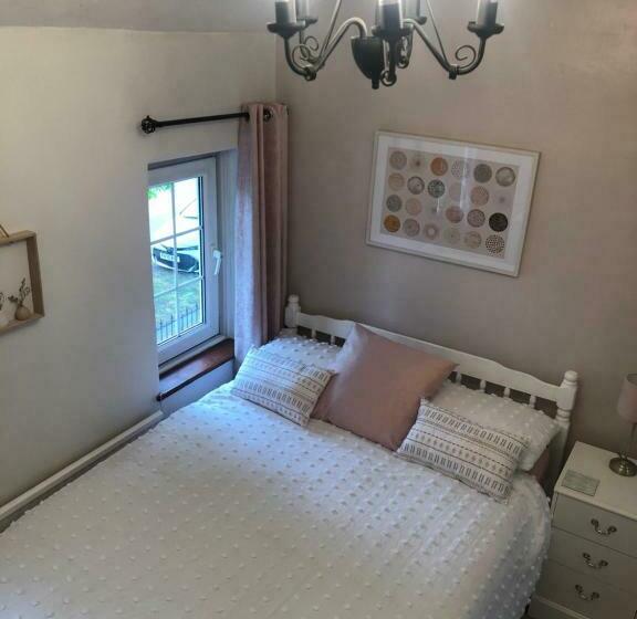 Cosy Rustic 3 Bed Cottage, Great Train Links