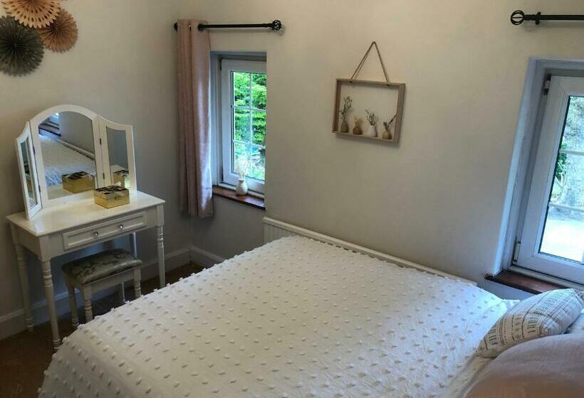 Cosy Rustic 3 Bed Cottage, Great Train Links