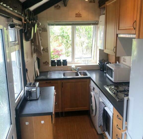 Cosy Rustic 3 Bed Cottage, Great Train Links