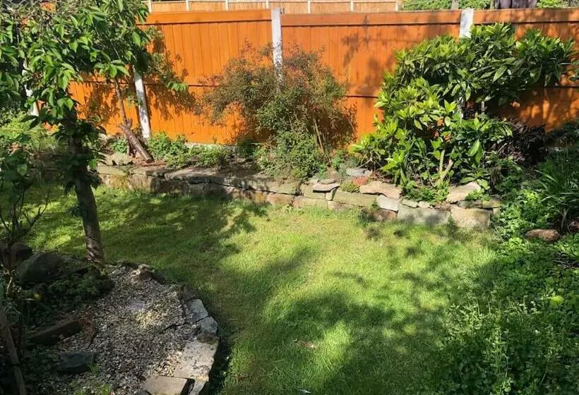 Cosy Rustic 3 Bed Cottage, Great Train Links