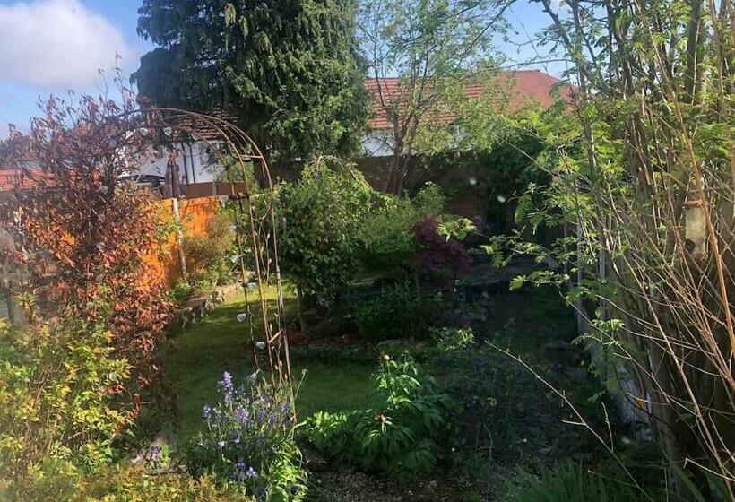 Cosy Rustic 3 Bed Cottage, Great Train Links