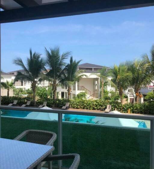 Punta Blanca Al Pie Del Mar