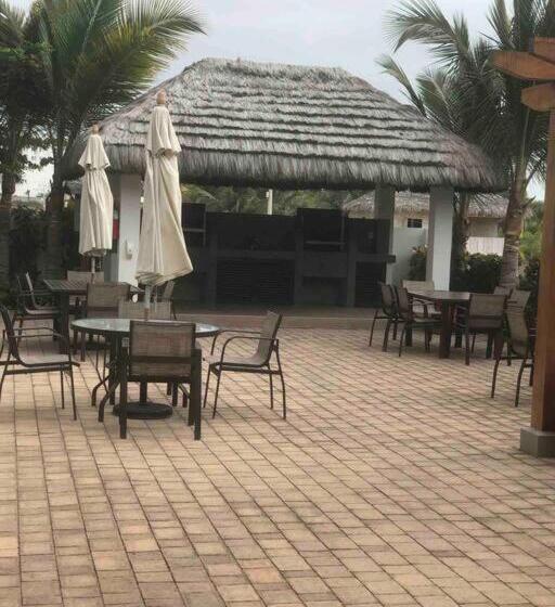 Punta Blanca Al Pie Del Mar