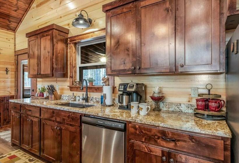 Large Luxury 2br Cabin W Hot Tub Double Trouble Was Designed For Fun Comfort And Memories Minutes Fr