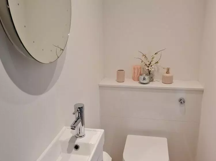 Penlea ~ 1 Bedroom Flat With Harbour View