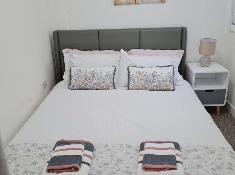 Penlea ~ 1 Bedroom Flat With Harbour View