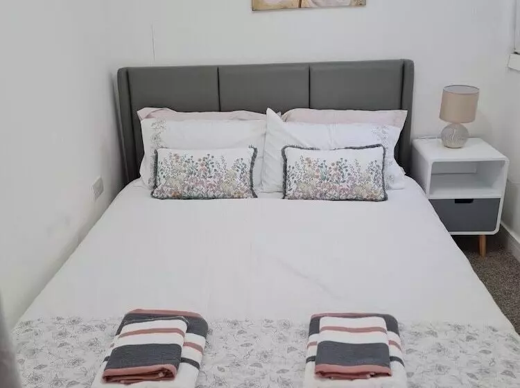 Penlea ~ 1 Bedroom Flat With Harbour View