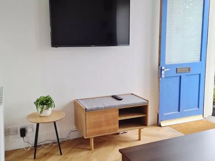 Penlea ~ 1 Bedroom Flat With Harbour View