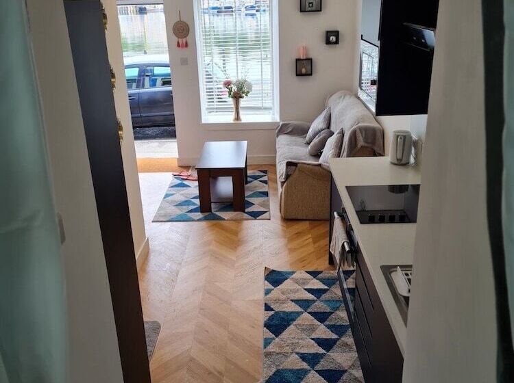 Penlea ~ 1 Bedroom Flat With Harbour View