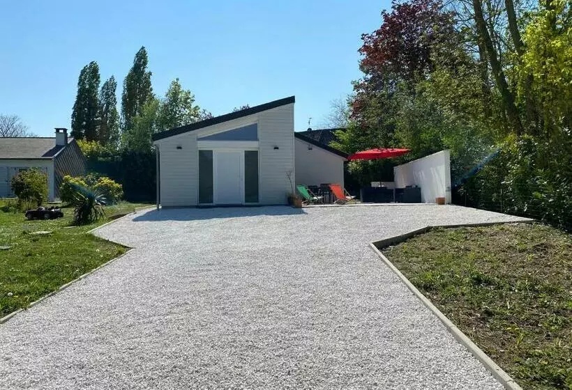 Villa Entourée De Verdure Avec Parking Privé
