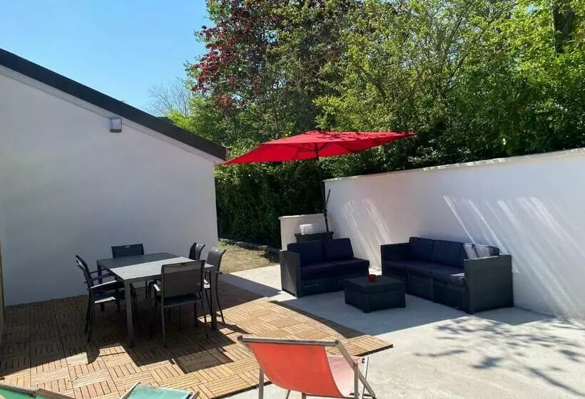 Villa Entourée De Verdure Avec Parking Privé