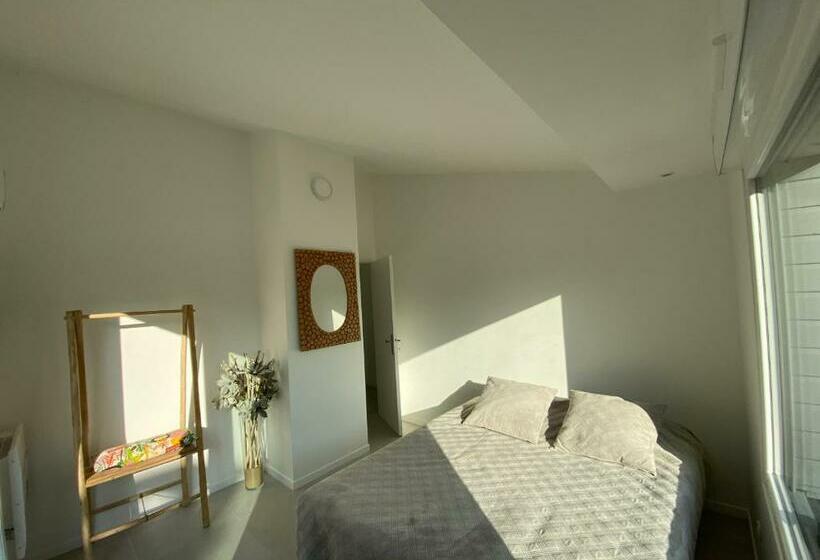 Villa Entourée De Verdure Avec Parking Privé