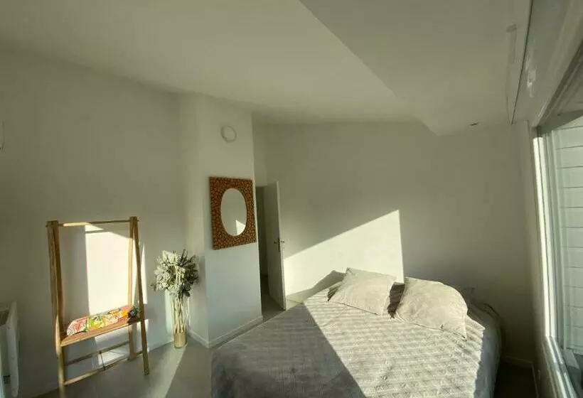 Villa Entourée De Verdure Avec Parking Privé