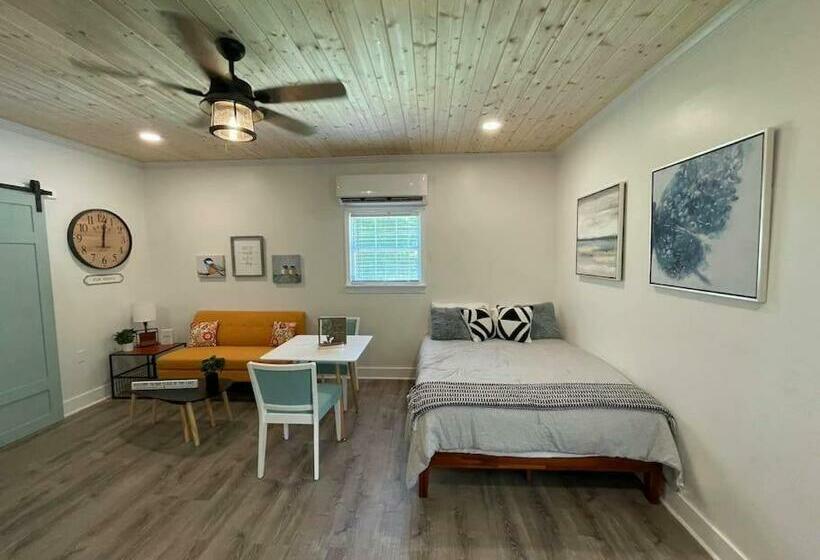 Beautifully Renovated Studio 2 Miles From Marina!