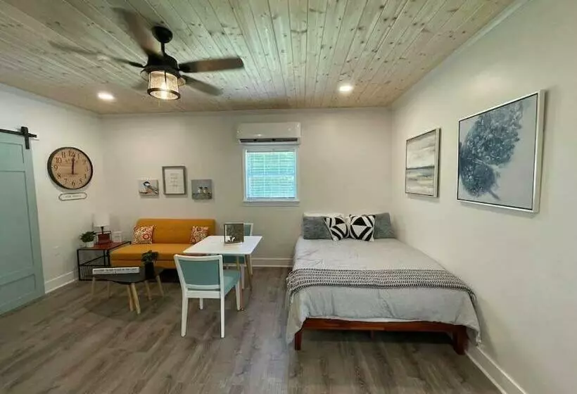 Beautifully Renovated Studio 2 Miles From Marina!