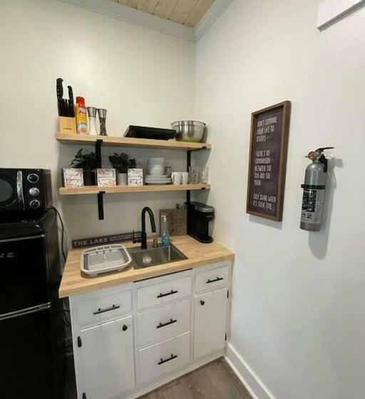 Beautifully Renovated Studio 2 Miles From Marina!