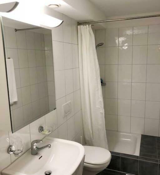 Centrally Located, Spacious Modern Apartment