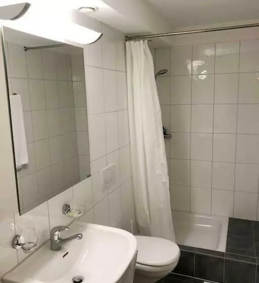 Centrally Located, Spacious Modern Apartment