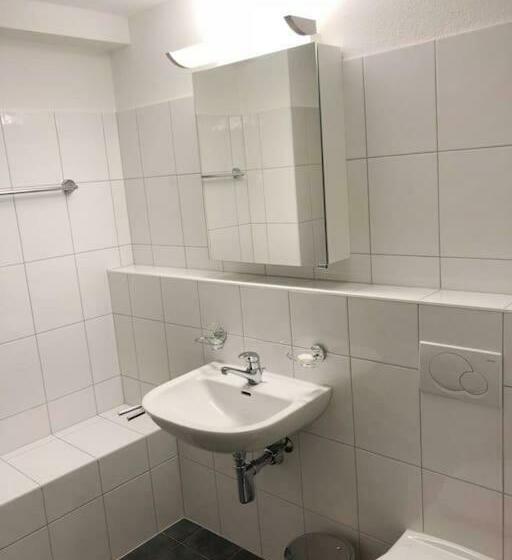 Centrally Located, Spacious Modern Apartment