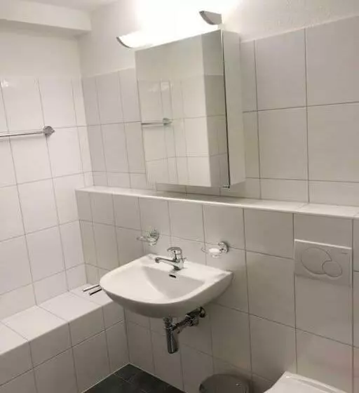 Centrally Located, Spacious Modern Apartment
