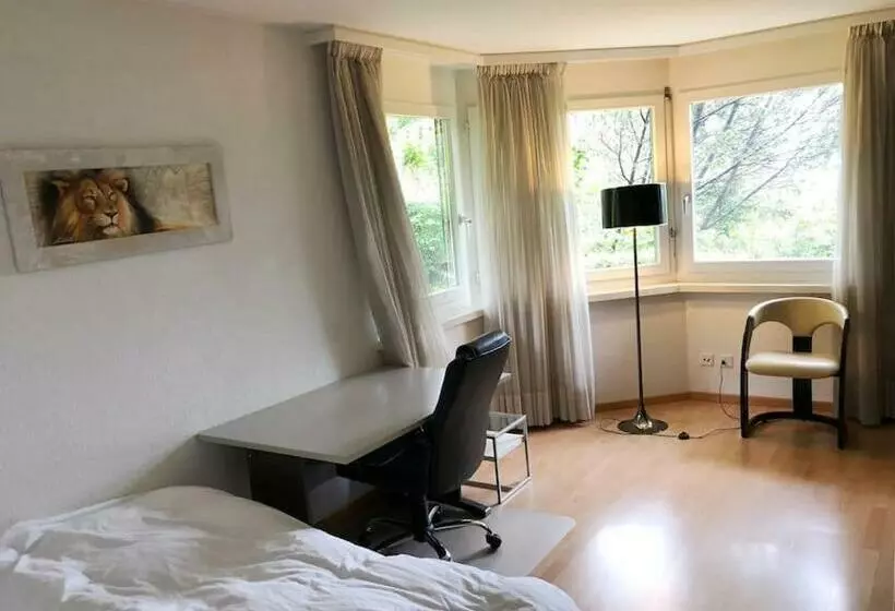 Centrally Located, Spacious Modern Apartment