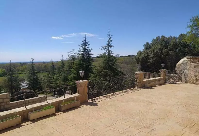 Magnífico Castillo Privado, Elevado En La Roca