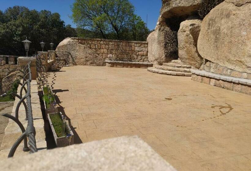 Magnífico Castillo Privado, Elevado En La Roca