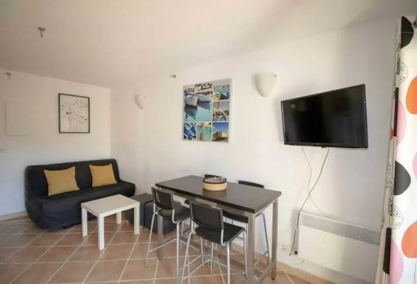 Nice 25 M Bright With Balcony And Pool