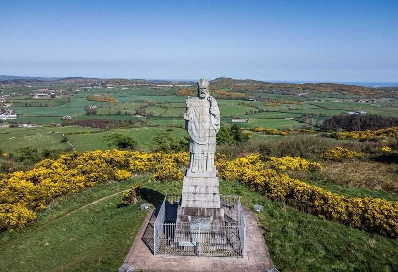 The Heights & Hollows Farmhouse, Saul, Downpatrick, Sleeps 14