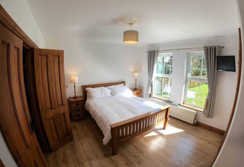 The Heights & Hollows Farmhouse, Saul, Downpatrick, Sleeps 14