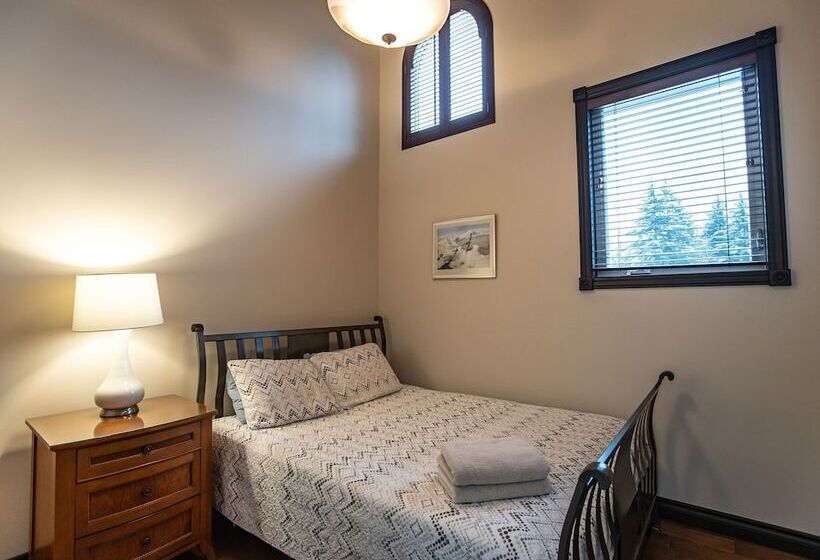 Mountain Gateway By Revelstoke Vacations