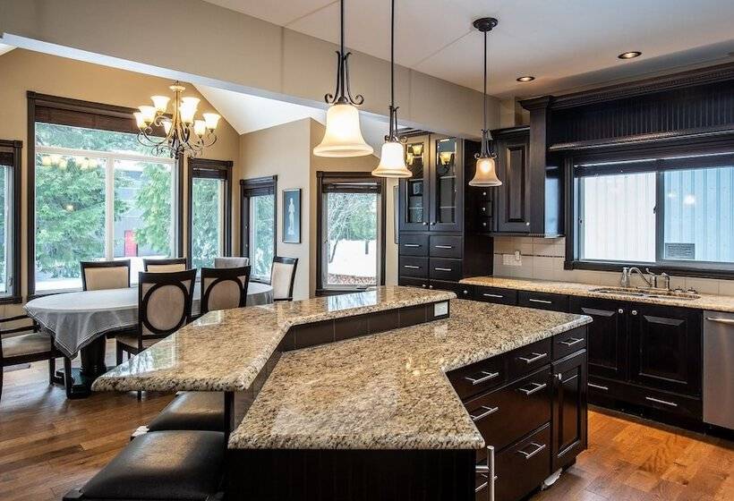 Mountain Gateway By Revelstoke Vacations