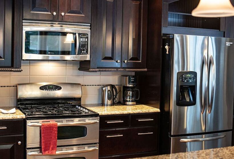 Mountain Gateway By Revelstoke Vacations