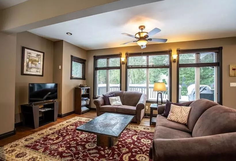 Mountain Gateway By Revelstoke Vacations