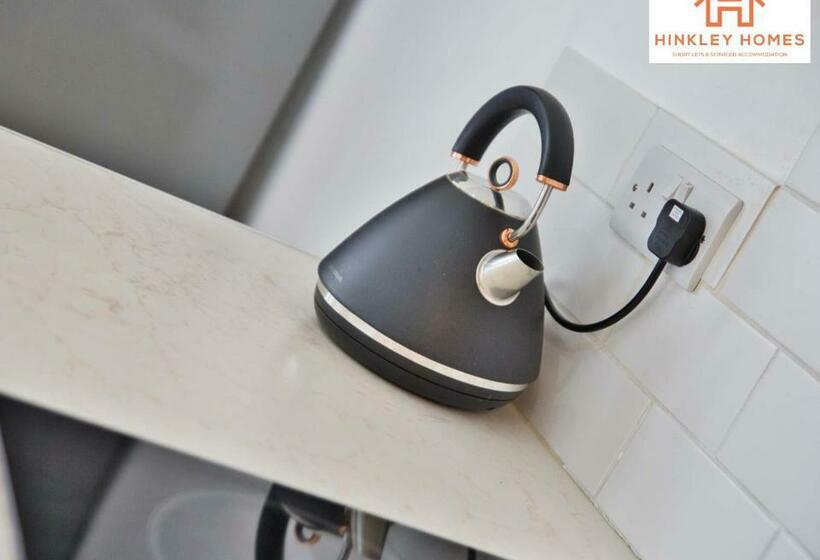 Centrally Tucked Away Private 4bed   Free Parking! By Hinkley Homes Short Lets & Serviced Accommodat