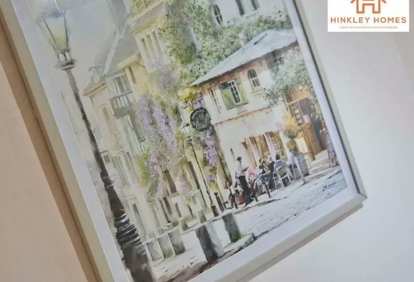 Centrally Tucked Away Private 4bed   Free Parking! By Hinkley Homes Short Lets & Serviced Accommodat