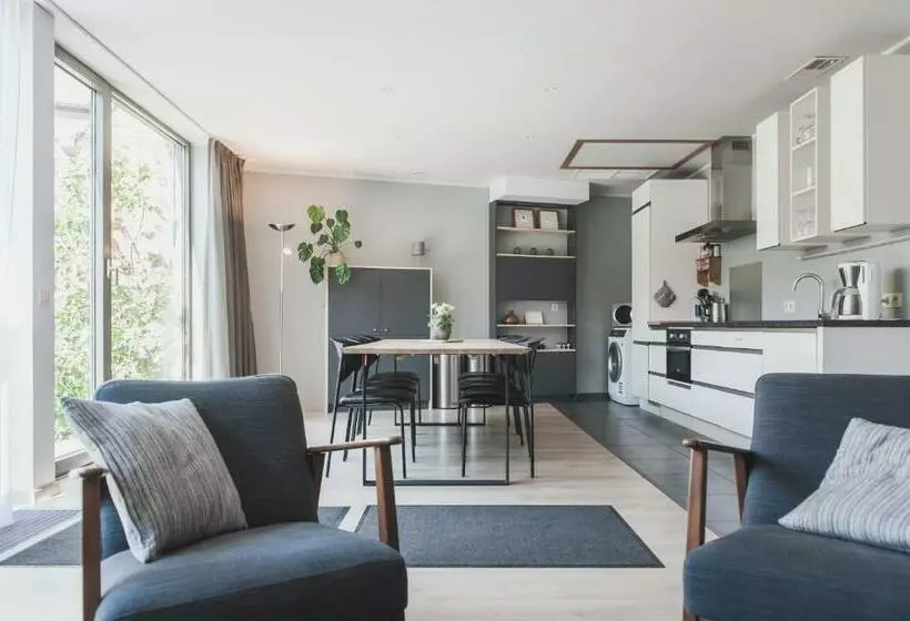 Het Oplaadpunt Bed, Bike, Hike, 4 8 P