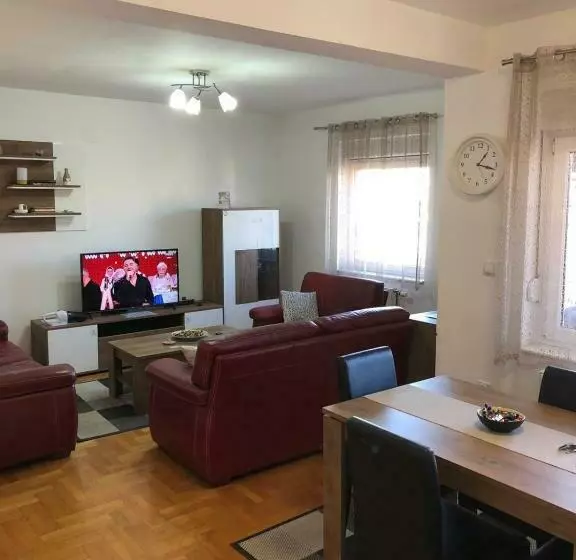 S Lux Apartman