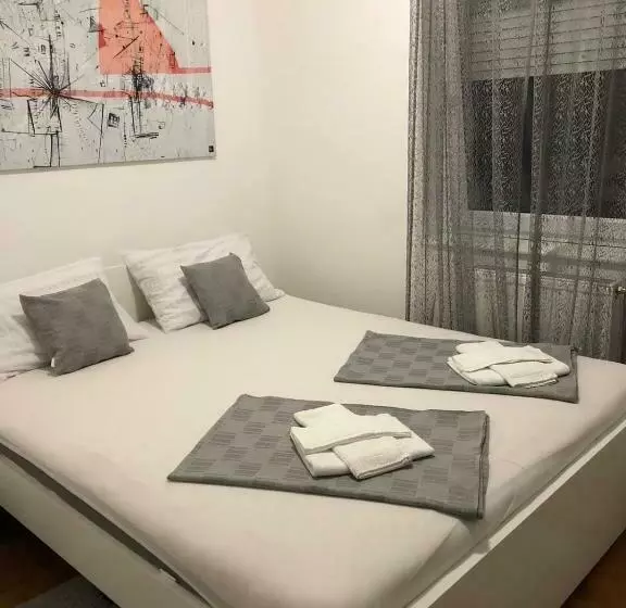 S Lux Apartman