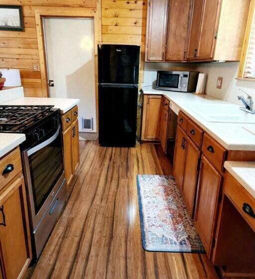 Bear Escapes Ii Affordable Luxury Cabin