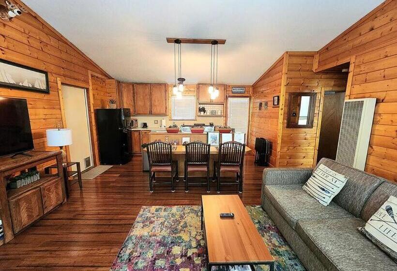 Bear Escapes Ii Affordable Luxury Cabin