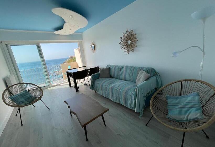 Azur Les Pieds Dans L Eau Vue Sur Mer Et Clocher De Collioure En Toile De Fond   Wifi Fibre  Parking