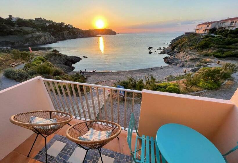 Azur Les Pieds Dans L Eau Vue Sur Mer Et Clocher De Collioure En Toile De Fond   Wifi Fibre  Parking