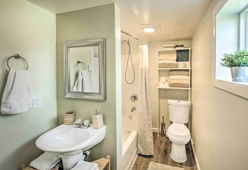 Cozy Seattle Apt W/ Patio: Walk To Lake Washington