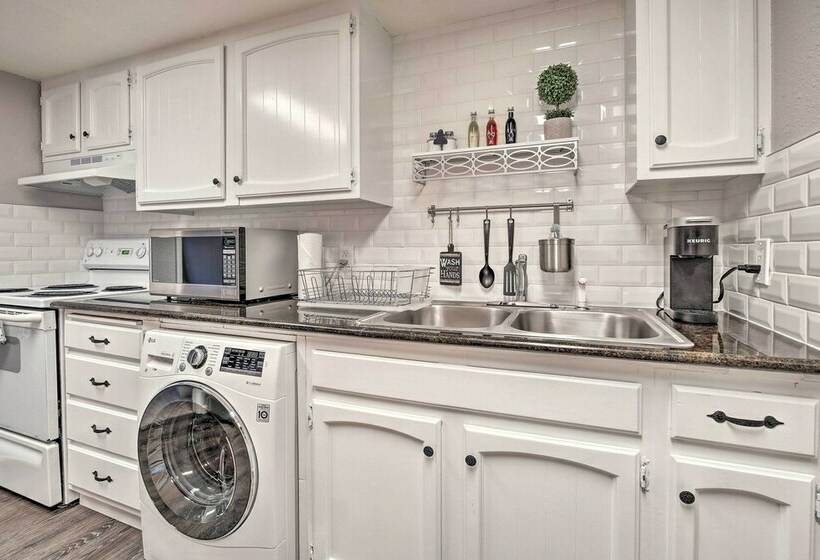 Cozy Seattle Apt W/ Patio: Walk To Lake Washington